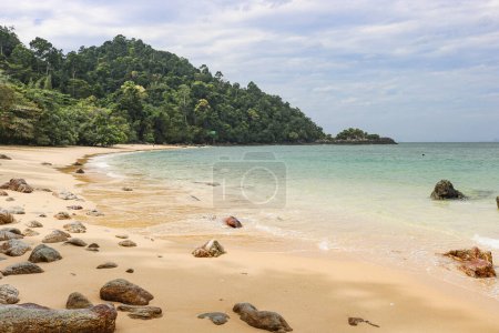 Foto de Hermosa playa de arena en la isla deshabitada. Fondo de paisaje perfecto para vacaciones relajantes - Imagen libre de derechos