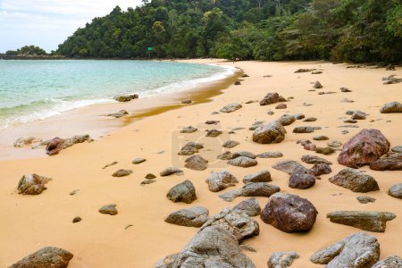 Foto de Hermoso paisaje azul mar, arena y olas en la playa durante el verano, Tailandia - Imagen libre de derechos