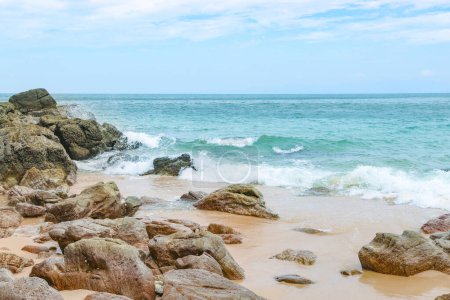 Foto de Playa rocosa arenosa tropical con agua azul clara - Imagen libre de derechos