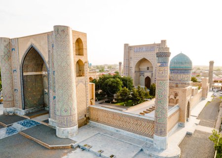 Téléchargez les photos : Samarkand, Ouzbékistan Vue aérienne de la mosquée Bibi Khanym. Lieu de culte principal et dédié à la femme préférée de Timur. Traduction sur la mosquée : "Sarai Mulk Khanum". - en image libre de droit