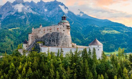 Luftaufnahme Burg und Festung Hohenwerfen in Werfen, Österreich, zeigt Schönheit von Geschichte und Natur von oben