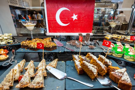 Téléchargez les photos : Variété de bonbons exposés dans un hôtel turc de luxe, mettant en valeur les saveurs riches et délicieuses des desserts turcs traditionnels - en image libre de droit