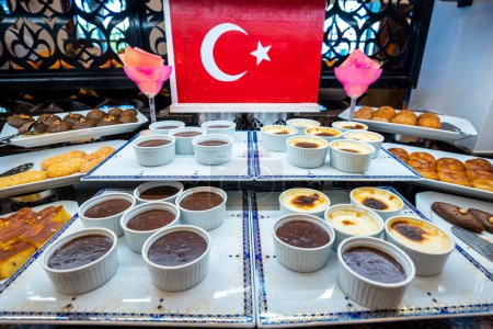 Téléchargez les photos : Variété de bonbons exposés dans un hôtel turc de luxe, mettant en valeur les saveurs riches et délicieuses des desserts turcs traditionnels - en image libre de droit