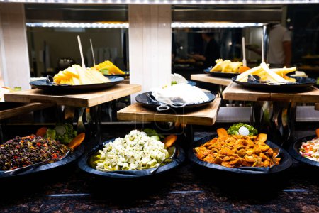 Foto de Variedad de platos y aperitivos, dispuestos maravillosamente en una mesa en un hotel de lujo todo incluido. perfecto para su uso en alimentos, viajes y diseños relacionados con el lujo. - Imagen libre de derechos