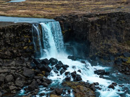 Luftaufnahme der Oxarafoss-Wasserfälle im Thingvellir-Nationalpark, Island, mit dem malerischen Oxara-Fluss und der einzigartigen Landschaft, die von den tektonischen Platten Amerikas und Eurasiens geschaffen wurde.