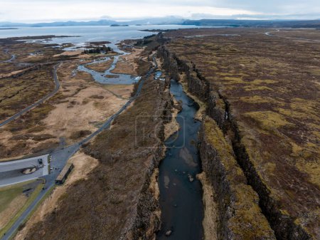 Panorama aérien des cascades d'Oxarafoss dans le parc national de Thingvellir, en Islande, avec la pittoresque rivière Oxara et le paysage unique créé par les plaques tectoniques d'Amérique et d'Eurasie.