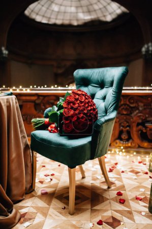 Téléchargez les photos : Demande en mariage, fleurs, roses, fiançailles - en image libre de droit