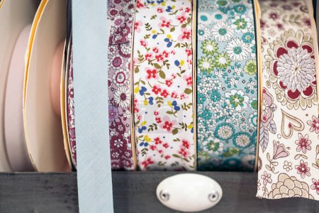 Foto de Primer plano de las telas utilizadas en el taller de moda con diferentes colores y patrones. - Imagen libre de derechos