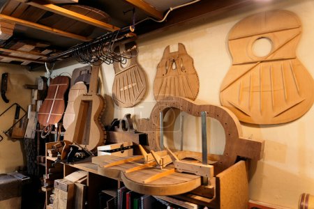Foto de Herramientas utilizadas en el proceso de fabricación de guitarras acústicas con madera en un taller tradicional. - Imagen libre de derechos