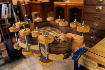 Téléchargez les photos : Processus de fabrication de guitare acoustique avec du bois dans un atelier traditionnel. - en image libre de droit