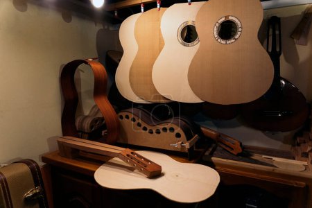 Foto de Variedad de guitarras hechas a mano en el proceso de ser terminado en un taller. - Imagen libre de derechos