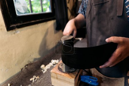Téléchargez les photos : Processus de fabrication de guitare acoustique avec du bois dans un atelier traditionnel. - en image libre de droit