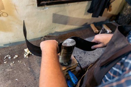 Téléchargez les photos : Luthier méconnu créant une guitare dans son atelier et utilisant des outils. - en image libre de droit