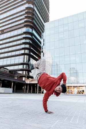 Foto de Bailarina de recreo practicando en la calle y divirtiéndose. Él está bailando y mirando a la cámara. - Imagen libre de derechos