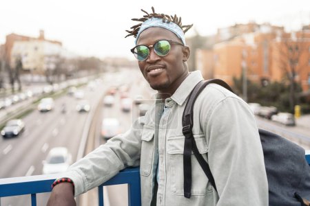 Téléchargez les photos : Cool et confiant homme africain portant des lunettes de soleil et regardant la caméra. - en image libre de droit