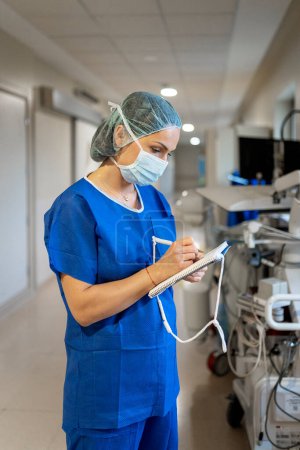 Téléchargez les photos : Vertical photo of a nurse using a digital tablet in the hospital - en image libre de droit