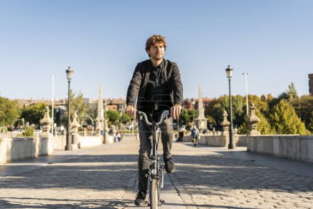 Téléchargez les photos : Stock photo of handsome man using his detachable bike during sunny day. - en image libre de droit