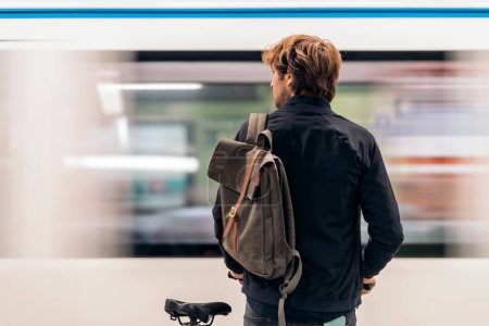 Téléchargez les photos : Photo du jeune homme dans le métro tenant son vélo détachable. - en image libre de droit