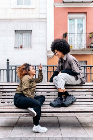 Foto de Stock de fotos de chicas afro fresco hablando y mirándose entre sí. - Imagen libre de derechos