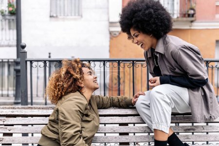 Téléchargez les photos : Stock photo of cool afro girls talking and looking at each other. - en image libre de droit