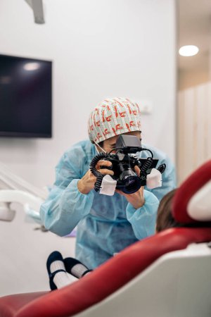 Téléchargez les photos : Photo d'un travailleur de clinique non reconnu prenant une photo d'un patient. - en image libre de droit