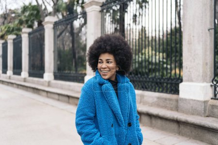 Foto de Foto de stock de hermosa chica afroamericana disfrutando del día de invierno en la ciudad. - Imagen libre de derechos
