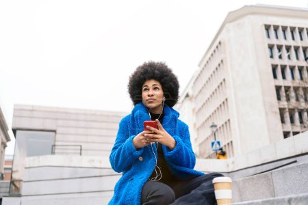 Foto de Stock photo of beautiful african american girl using mobile phone in the city. - Imagen libre de derechos