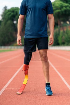 Téléchargez les photos : Gros plan athlète handicapé avec prothèse de jambe. Concept de sport paralympique
. - en image libre de droit