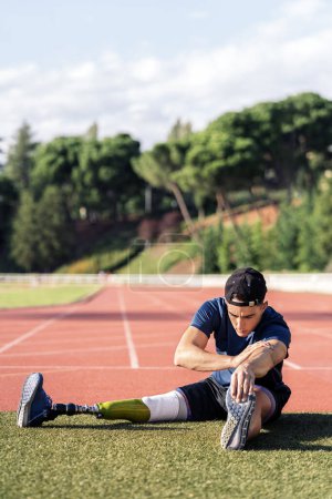 Foto de Atleta hombre discapacitado estirándose con prótesis de pierna. Concepto Deportivo Paralímpico
. - Imagen libre de derechos