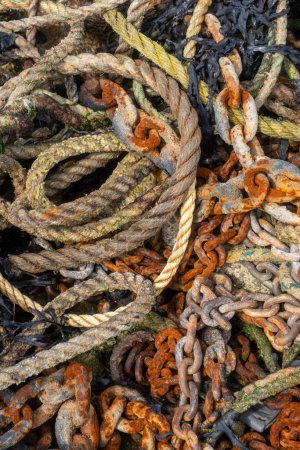 Téléchargez les photos : Vieux équipements de pêche cordes et chaînes - en image libre de droit