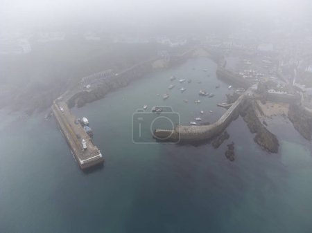 Téléchargez les photos : Port de mevagissey de l'air dans la brume et le brouillard - en image libre de droit