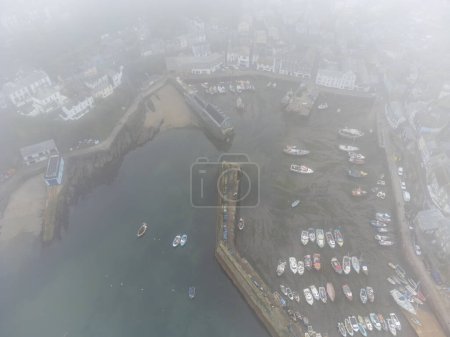 Téléchargez les photos : Port de mevagissey de l'air dans la brume et le brouillard - en image libre de droit