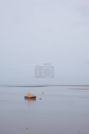 Foto de Bote salvavidas en el estuario devon england uk - Imagen libre de derechos