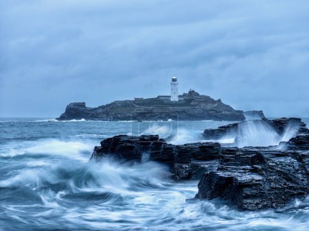 Téléchargez les photos : Phare de Godrevy tempête cornwall uk grosses vagues - en image libre de droit
