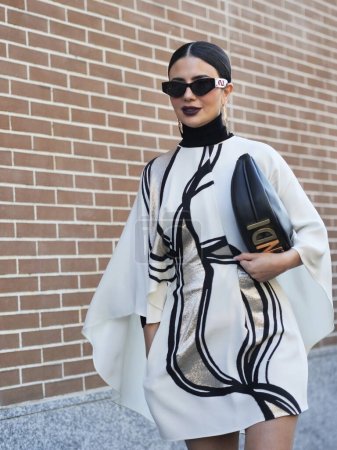 Téléchargez les photos : Fashion blogger street style tenue avant le défilé de mode Fendi lors de la Fashion Week Milano collections automne / hiver femme - en image libre de droit