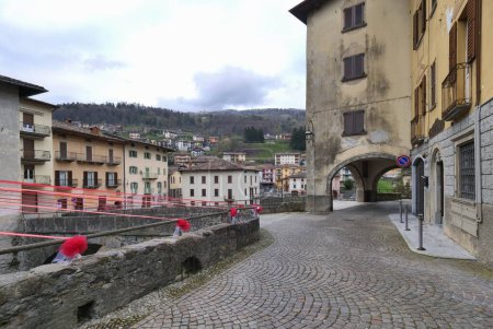 Téléchargez les photos : San Giovanni Bianco, petite ville dans la vallée du Val Brembana, Bergame, Lombardie, Italie - en image libre de droit