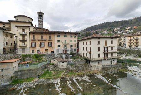 Téléchargez les photos : San Giovanni Bianco, petite ville dans la vallée du Val Brembana, Bergame, Lombardie, Italie - en image libre de droit