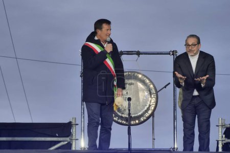 Téléchargez les photos : Major de Bergame Giorgio Gori joue le gong pour l'ouverture des célébrations pour Bergame Brescia Capitale européenne de la culture 2023, des milliers de personnes dans les rues de la ville. - en image libre de droit