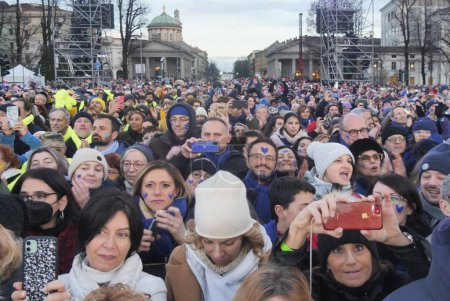 Téléchargez les photos : Défilé de rue pour les célébrations de Bergame Brescia Capitale européenne de la culture 2023, des milliers de personnes dans les rues de la ville. - en image libre de droit
