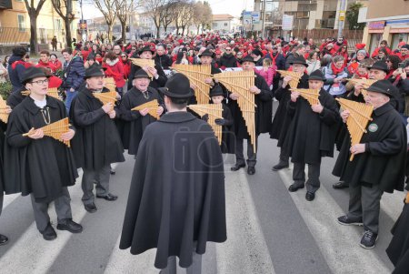 Téléchargez les photos : Défilé de rue pour les célébrations de Bergame Brescia Capitale européenne de la culture 2023, des milliers de personnes dans les rues de la ville. - en image libre de droit