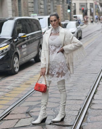 Téléchargez les photos : Sofia Novello posant pour les photographes avant le défilé Ermanno Scervino pendant les collections automne / hiver de la fashion week de Milan - en image libre de droit