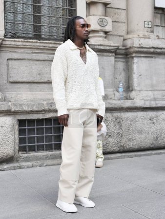 Téléchargez les photos : Fashion blogger street style outfit avant le défilé de mode Ermenegildo Zegna lors de la fashion week de Milan printemps été collections homme - en image libre de droit