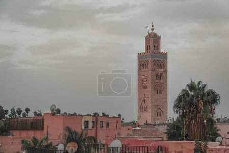 Téléchargez les photos : Mosquée Koutoubia à Marrakech, Maroc. Vue sur les toits et les bâtiments de Marrakech. 2022 image de voyage de destination de vacances célèbre et populaire - en image libre de droit