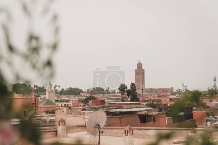 Téléchargez les photos : Mosquée Koutoubia à Marrakech, Maroc. Vue sur les toits et les bâtiments de Marrakech. 2022 image de voyage de destination de vacances célèbre et populaire - en image libre de droit
