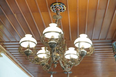 Téléchargez les photos : Une lampe ancienne typique de l'Indonésie javanaise avec des sculptures artistiques, cette lampe est largement utilisée dans les maisons traditionnelles - en image libre de droit