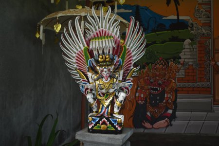 artesanías de escultura de Bali, Indonesia con hermosas tallas y arte. Esta estatua es muy bonita.