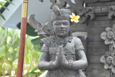 artesanías de escultura de Bali, Indonesia con hermosas tallas y arte. Esta estatua es muy bonita.
