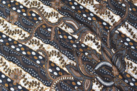 Die farbenfrohe Schönheit der Batik-Stoffmotive, typisch für Pekalongan, Indonesien. Dieses Batiktuch kann für Sarongs oder Kleidung verwendet werden.