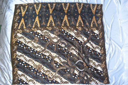 Die farbenfrohe Schönheit der Batik-Stoffmotive, typisch für Pekalongan, Indonesien. Dieses Batiktuch kann für Sarongs oder Kleidung verwendet werden.