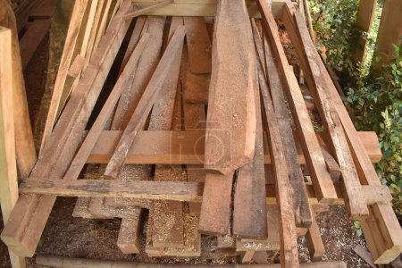 Foto de Materias primas de madera y herramientas de trabajo para muebles y artesanías. madera fuerte y buena. - Imagen libre de derechos